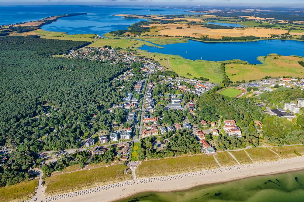 Aerial photograph Ostseebad Baabe - Beach landscape along the of Baltic Sea on Strandstrasse in Baabe in the state Mecklenburg - Western Pomerania, Germany