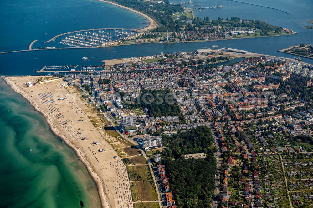 Aerial image Warnemünde - Sandy beach landscape along the coast of the Baltic Sea in Warnemuende in the state Mecklenburg - Western Pomerania, Germany