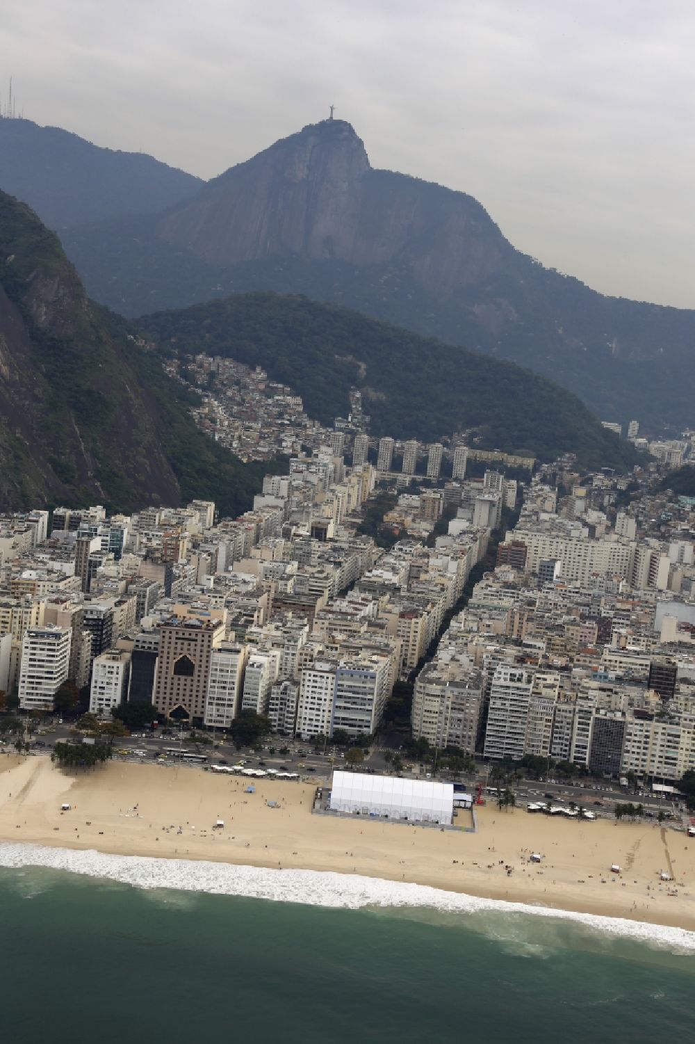 Rio de Janeiro from the bird's eye view: Sand beach landscape on the South Atlantic before the Summer Games of the Games of the XXXI. Olympics in Rio de Janeiro in Brazil