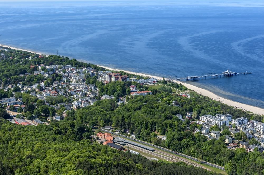 Heringsdorf from the bird's eye view: Sand and beach scenery in the sea bridge on the island Usedom in the district seaside resort heringsdorf in heringsdorf in the federal state Mecklenburg-West Pomerania
