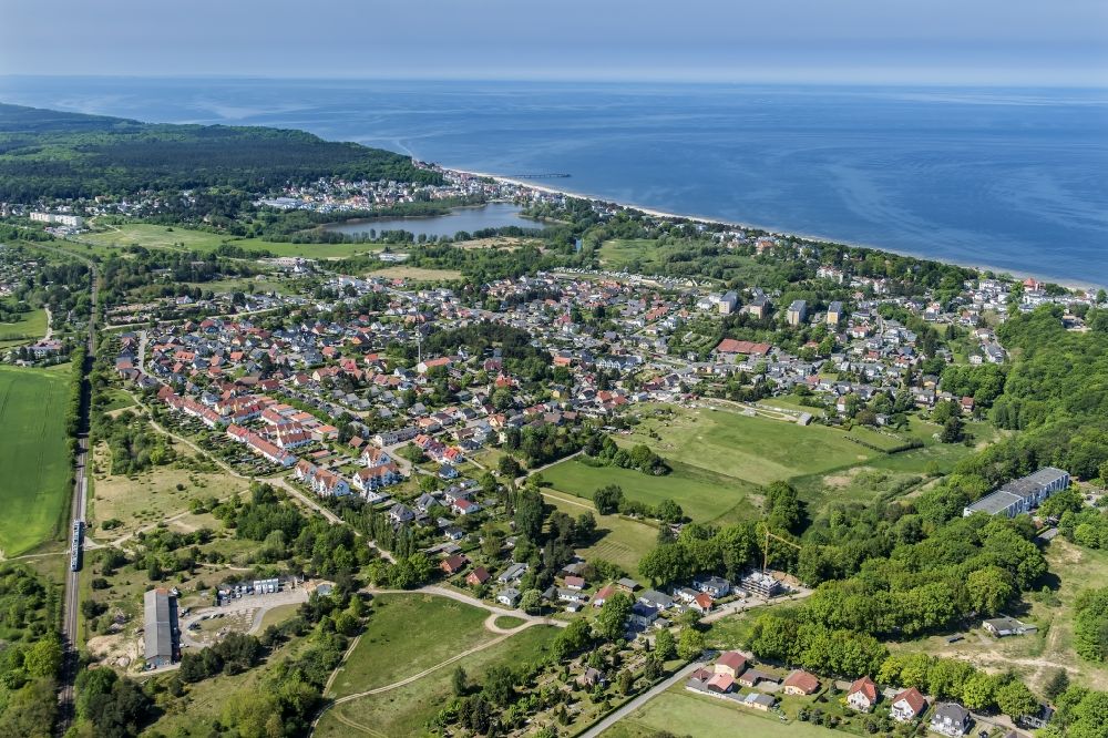 Aerial photograph Heringsdorf - Sand and beach scenery in the sea bridge on the island Usedom in the district seaside resort heringsdorf in heringsdorf in the federal state Mecklenburg-West Pomerania