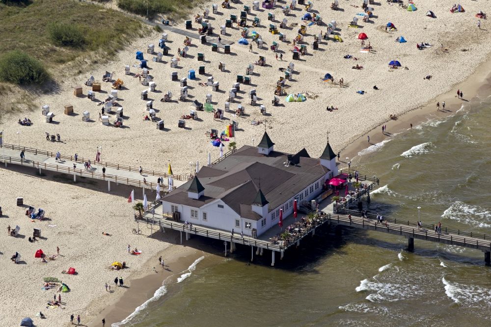Aerial image Seebad Ahlbeck - Sand and beach landscape at the pier in the seaside resort Ahlbeck in Heringsdorf on the island of Usedom in the state Mecklenburg-Western Pomerania