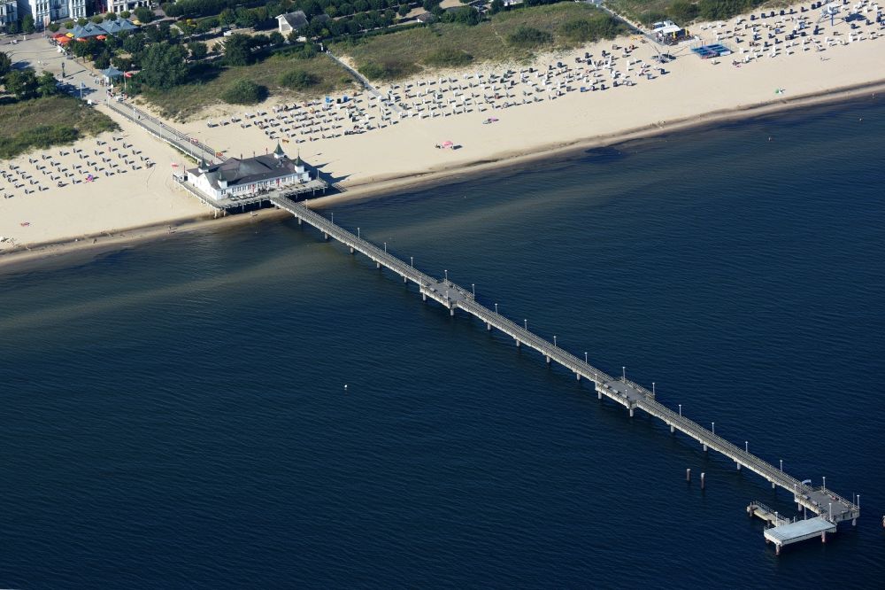 Aerial photograph Seebad Ahlbeck - Sand and beach landscape at the pier in the seaside resort Ahlbeck in Heringsdorf on the island of Usedom in the state Mecklenburg-Western Pomerania