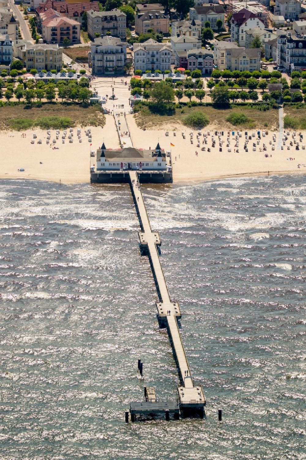 Aerial photograph Seebad Ahlbeck - Sand and beach landscape at the pier in the seaside resort Ahlbeck in Heringsdorf on the island of Usedom in the state Mecklenburg-Western Pomerania