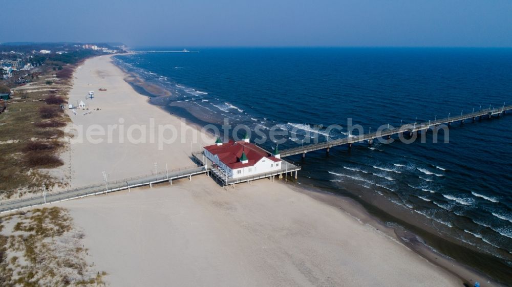 Seebad Ahlbeck from the bird's eye view: Sand and beach landscape at the pier in the seaside resort Ahlbeck in Heringsdorf on the island of Usedom in the state Mecklenburg-Western Pomerania