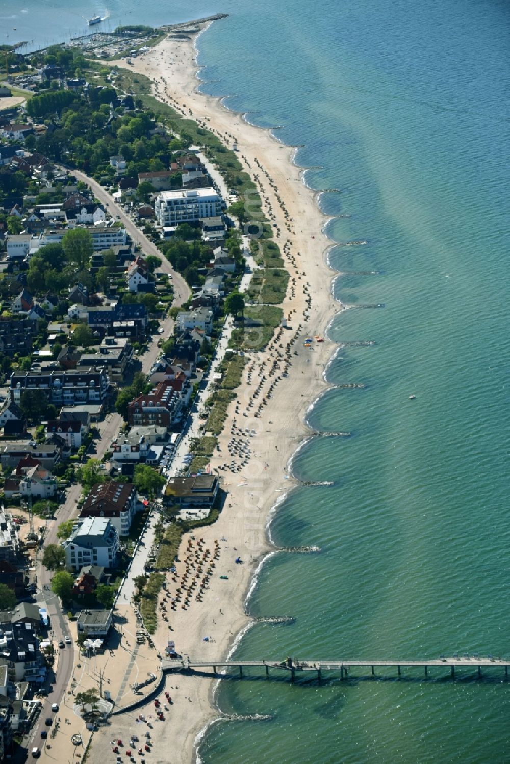 Timmendorfer Strand from the bird's eye view: Sand and beach scenery on the Baltic Sea in the sea bridge Niendorf on the Timmendorfer beach in the federal state Schleswig - Holstein, Germany