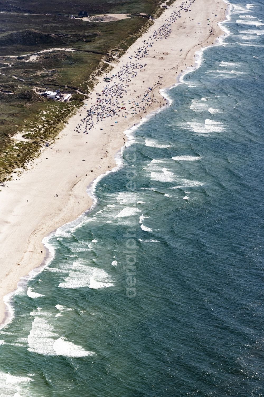 Aerial photograph Kampen (Sylt) - Beach landscape along the with Strandkoerben and Badegaesten in Kampen (Sylt) in the state Schleswig-Holstein, Germany