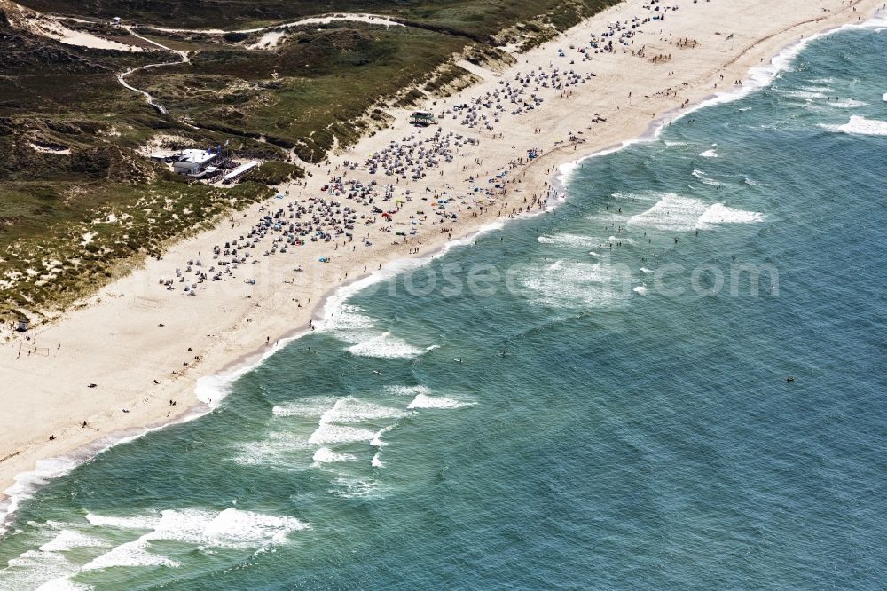 Kampen (Sylt) from the bird's eye view: Beach landscape along the with Strandkoerben and Badegaesten in Kampen (Sylt) in the state Schleswig-Holstein, Germany