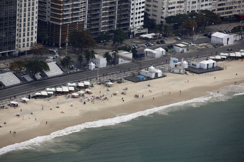 Rio de Janeiro from the bird's eye view: Sand beach landscape on the South Atlantic before the Summer Games of the Games of the XXXI. Olympics in Rio de Janeiro in Brazil