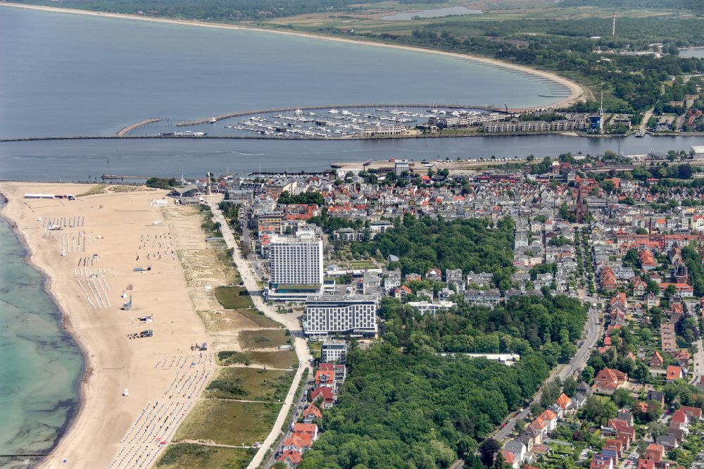 Aerial photograph Rostock - Beach landscape on the of Ostseebad Warnemuende in Rostock in the state Mecklenburg - Western Pomerania, Germany