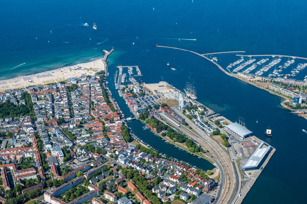 Rostock from the bird's eye view: Sandy beach and village view of the Baltic Sea Warnemuende in Rostock in the state Mecklenburg-Vorpommern, Germany