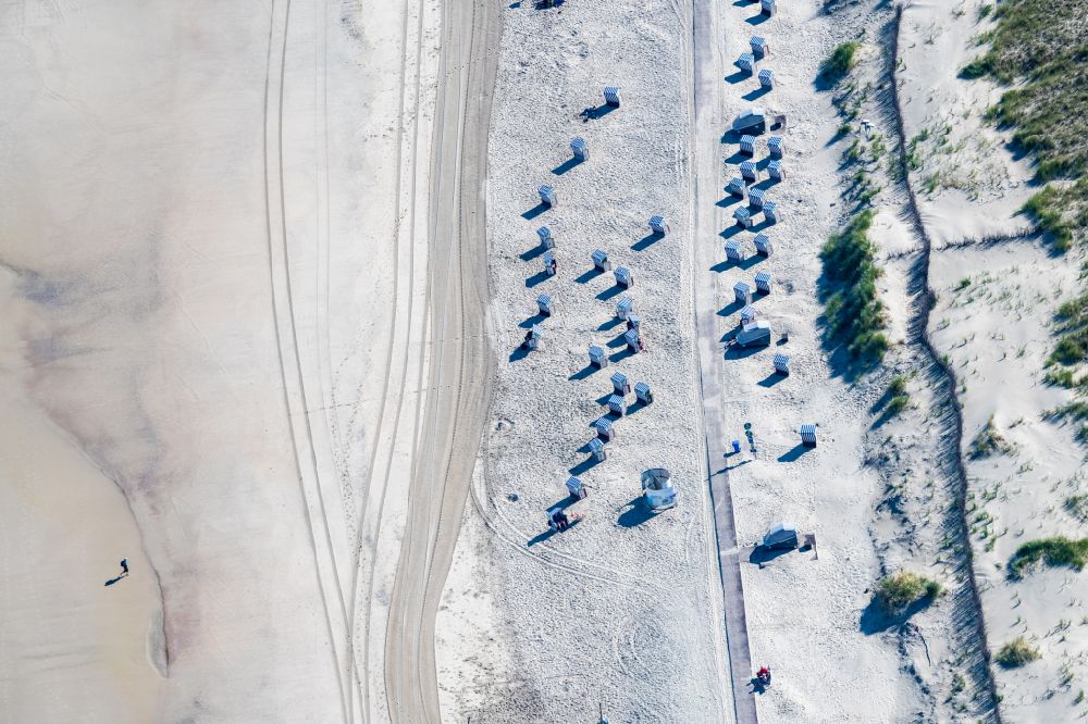 Norderney from the bird's eye view: Sandy beach with beach chairs on the northern beach on the island of Norderney in the state of Lower Saxony, Germany