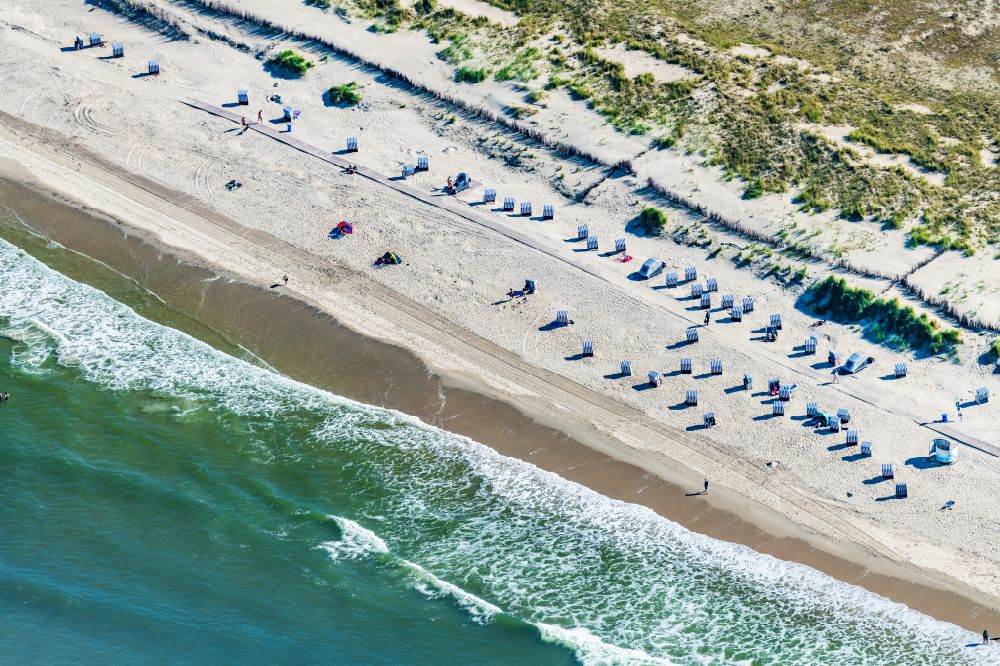 Aerial photograph Norderney - Sandy beach with beach chairs on the northern beach on the island of Norderney in the state of Lower Saxony, Germany