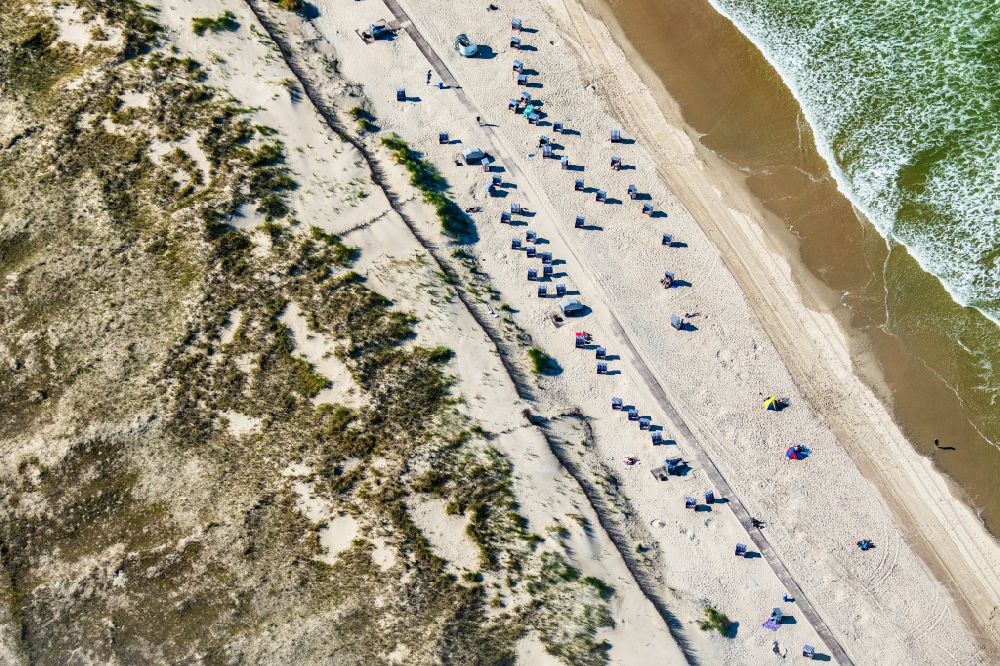 Norderney from the bird's eye view: Sandy beach with beach chairs on the northern beach on the island of Norderney in the state of Lower Saxony, Germany