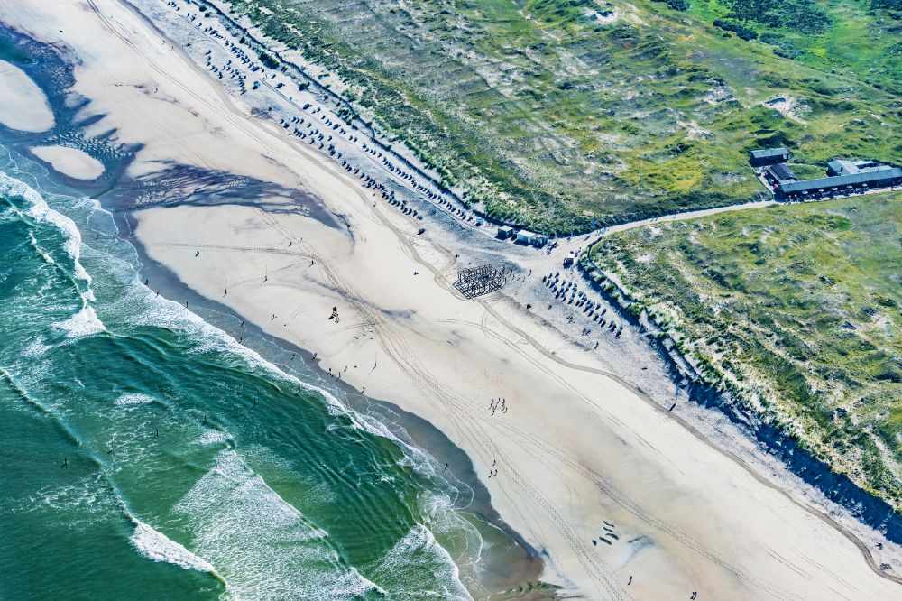 Aerial photograph Norderney - Sandy beach with beach chairs on the northern beach on the island of Norderney in the state of Lower Saxony, Germany