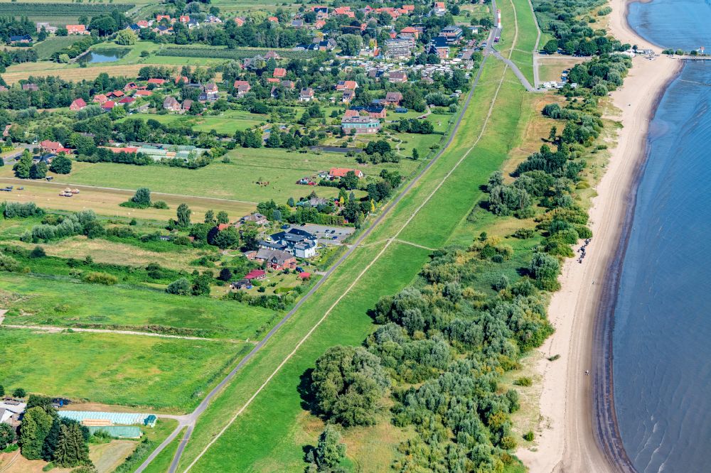 Drochtersen from the bird's eye view: Sandy beach landscape along the banks of the river with Anleger auf Krautsond in Drochtersen in the state Lower Saxony, Germany