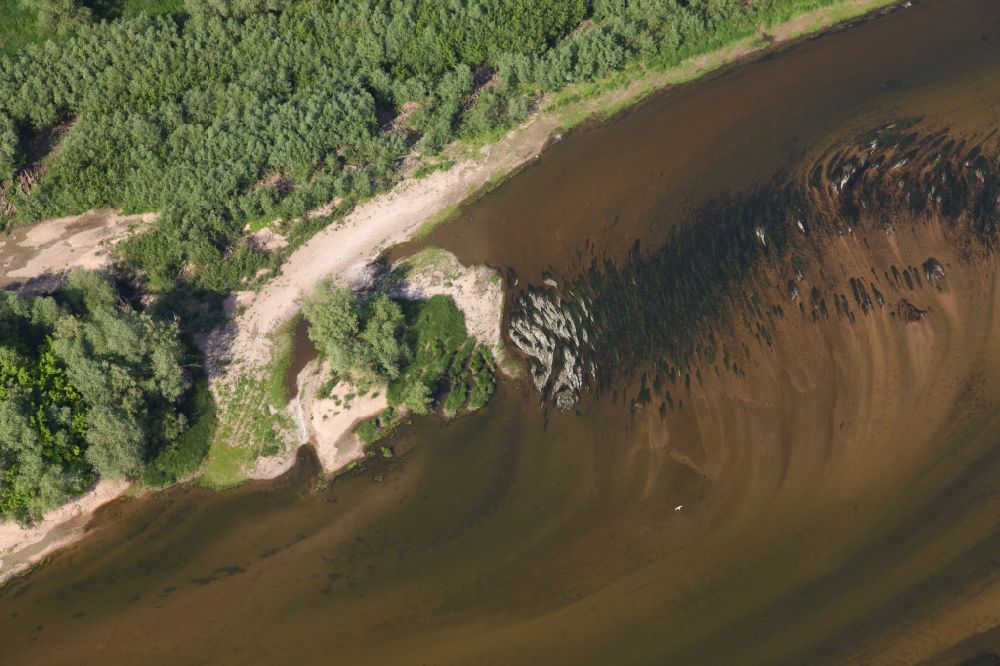 Aerial photograph Gien - Sandy beach landscape along the banks of the river on the shores of the Loire in Gien in Centre, France