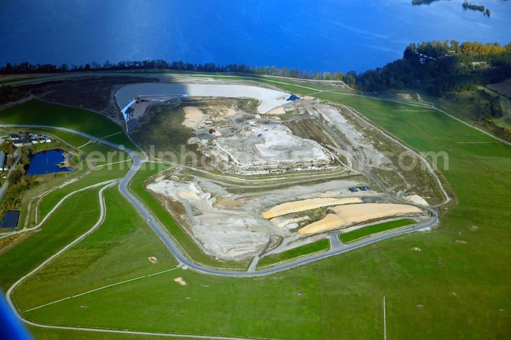 Aerial image Groß Kreutz (Havel) - Renovation, sealing and restoration work on the site of the refurbished landfill in the district Deetz in Gross Kreutz (Havel) in the state Brandenburg, Germany