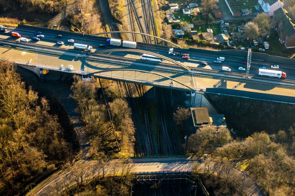 Aerial photograph Duisburg - Construction site for the renovation of the motorway bridge Bahnhof Gruenstrasse of the federal motorway BAB42 over the railway tracks in the district Meiderich-Beeck in Duisburg in the state North Rhine-Westphalia, Germany