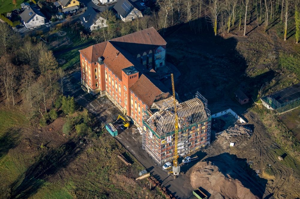 Arnsberg from the bird's eye view: Roof truss renovation and restoration of the building of the former senior citizens' home Klosterberg in the district Oeventrop in Arnsberg in the Ruhr area in the state North Rhine-Westphalia, Germany