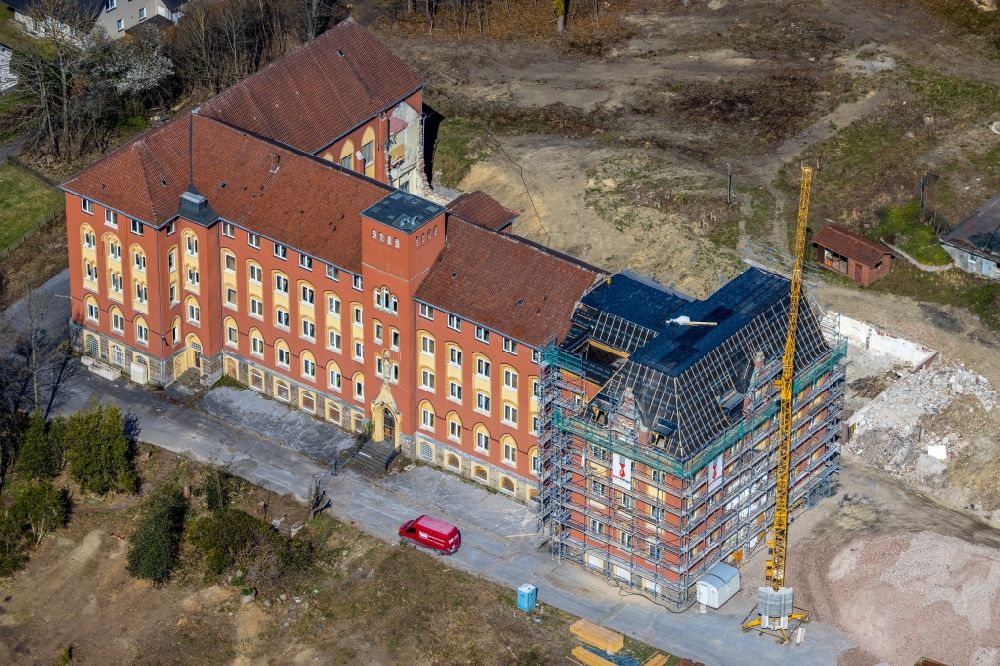 Aerial photograph Oeventrop - Roof truss renovation and restoration of the building of the former senior citizens' home Klosterberg in Arnsberg in the Ruhr area in the state North Rhine-Westphalia, Germany
