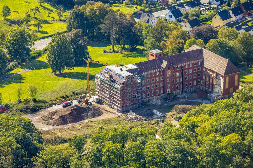 Aerial photograph Oeventrop - Roof truss renovation and restoration of the building of the former senior citizens' home Klosterberg in Arnsberg in the Ruhr area in the state North Rhine-Westphalia, Germany