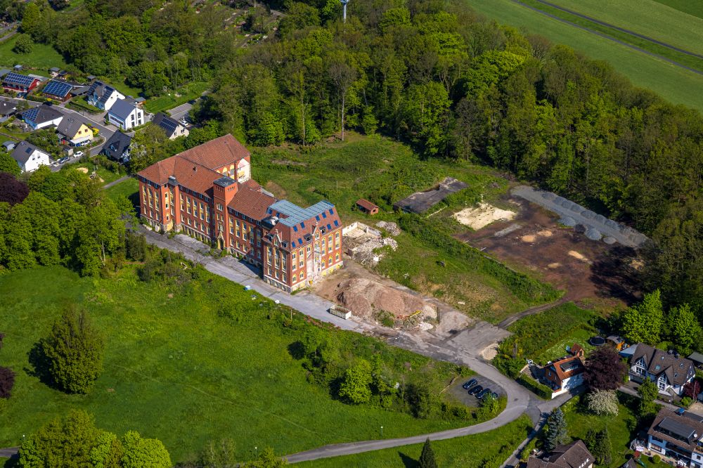 Oeventrop from the bird's eye view: Roof truss renovation and restoration of the building of the former senior citizens' home Klosterberg in Arnsberg in the Ruhr area in the state North Rhine-Westphalia, Germany