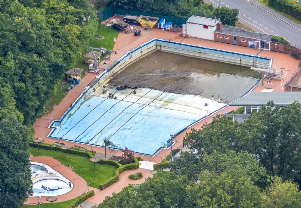 Aerial photograph Fröndenberg/Ruhr - Construction site for the renovation of the swimming pool of the outdoor pool Freibad Loehnbad after flooding on Suembergstrasse in Froendenberg/Ruhr in the state North Rhine-Westphalia, Germany