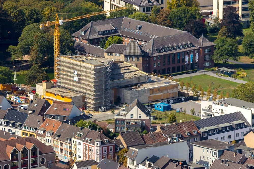 Dinslaken from the bird's eye view: Building of the cinema - movie theater of Kathrin-Tuerks-Halle Am Platz D'Agen in Dinslaken in the state North Rhine-Westphalia, Germany