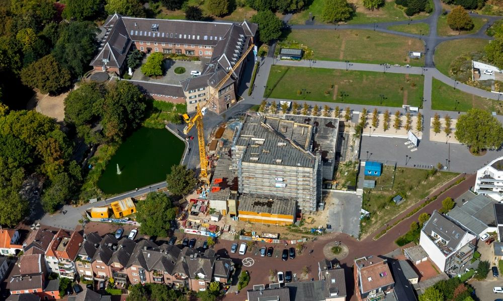 Aerial photograph Dinslaken - Building of the cinema - movie theater of Kathrin-Tuerks-Halle Am Platz D'Agen in Dinslaken in the state North Rhine-Westphalia, Germany