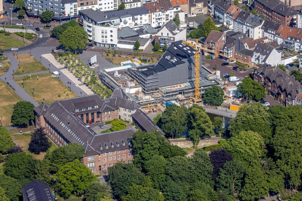 Aerial image Dinslaken - Building of the cinema - movie theater of Kathrin-Tuerks-Halle Am Platz D'Agen in Dinslaken in the state North Rhine-Westphalia, Germany