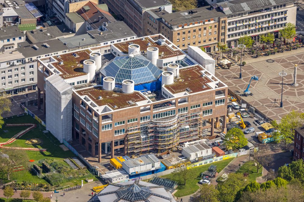Aerial image Dortmund - Town Hall building of the City Council at the market downtown on place Friedensplatz in Dortmund at Ruhrgebiet in the state North Rhine-Westphalia, Germany