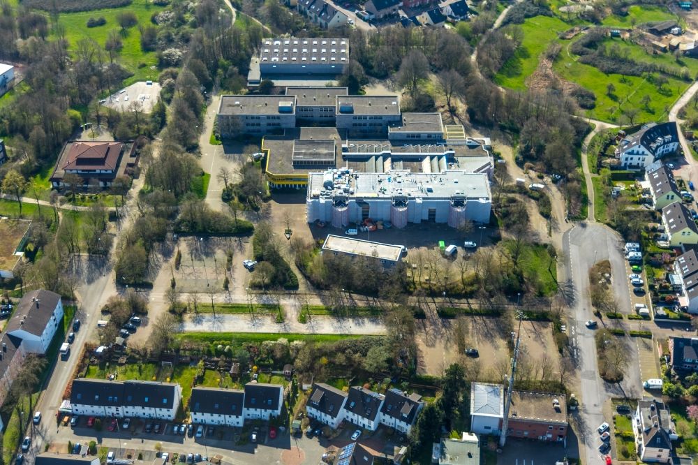 Aerial image Mülheim an der Ruhr - Construction site for reconstruction and modernization and renovation of a building of Gesamtschule Saarn on Lehnerstrasse in Muelheim on the Ruhr in the state North Rhine-Westphalia, Germany