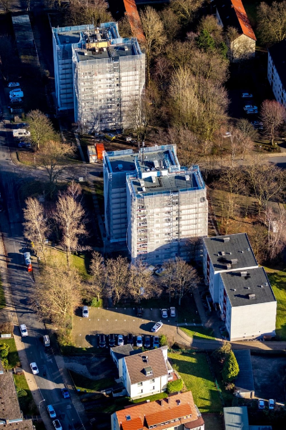 Hattingen from the bird's eye view: Construction site for reconstruction and modernization and renovation of two high-rise buildings on Bachstrasse - Mozartstrasse in the district Baak in Hattingen in the state North Rhine-Westphalia, Germany