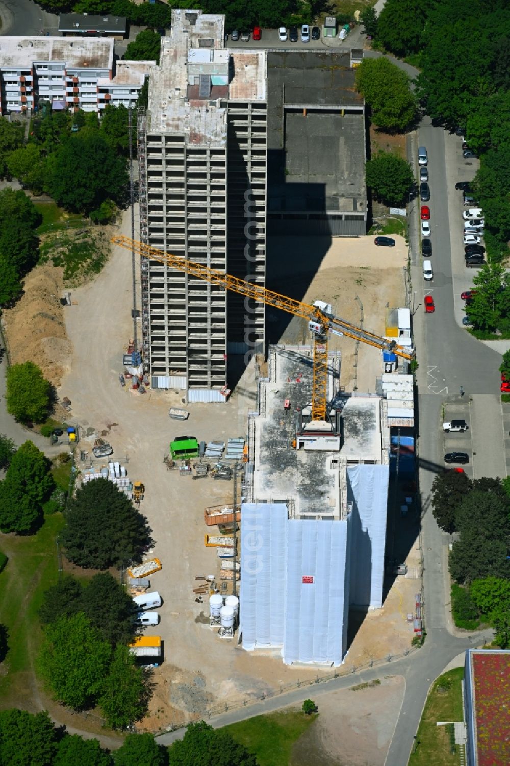 Aerial image Wolfsburg - Construction site for the renovation and modernization of the high-rise buildings Don Camillo & Peppone in the residential area on Theodor-Heuss-Strasse in the district Detmerode in Wolfsburg in the state Lower Saxony, Germany