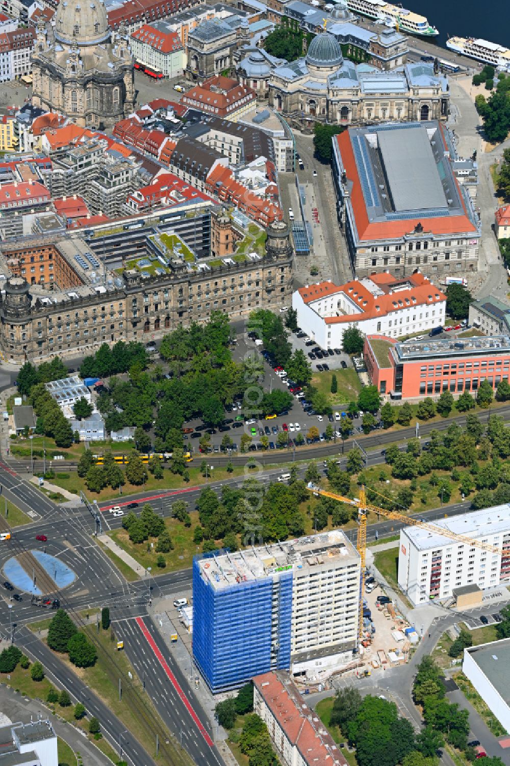 Aerial photograph Dresden - Construction site for the renovation and modernization of the high-rise buildings in the residential area Pirnascher Platz on street Grunaer Strasse in the district Pirnaische Vorstadt in Dresden in the state Saxony, Germany