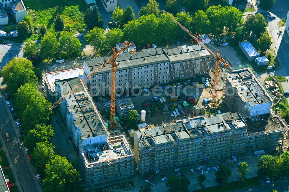 Aerial photograph Luckenwalde - Restoration and modernization of skyscrapers in the residential area of industrially manufactured settlement Quartier Die Burg in Luckenwalde in the state Brandenburg, Germany