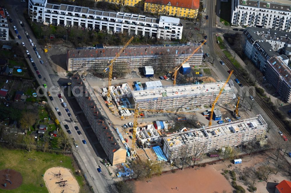 Aerial photograph Berlin - Refurbishment and modernization of a terraced apartment complex between Wolfshagener Strasse and Stiftsweg in the district Pankow in Berlin, Germany