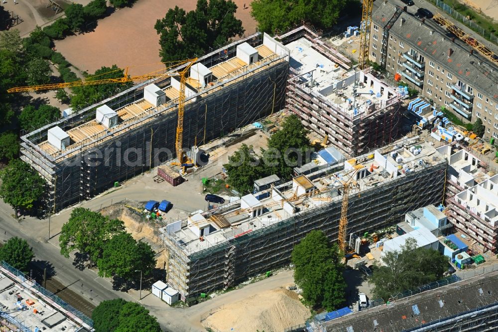Aerial image Berlin - Refurbishment and modernization of a terraced apartment complex between Wolfshagener Strasse and Stiftsweg in the district Pankow in Berlin, Germany