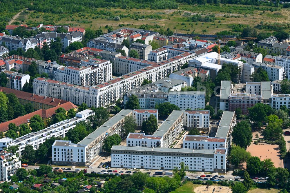 Aerial photograph Berlin - Refurbishment and modernization of a terraced apartment complex between Wolfshagener Strasse and Stiftsweg in the district Pankow in Berlin, Germany