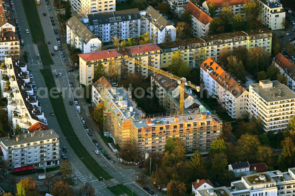 München from above - Refurbishment and modernization of a terraced apartment complex on street Schleissheimer Strasse in the district Schwabing-West in Munich in the state Bavaria, Germany