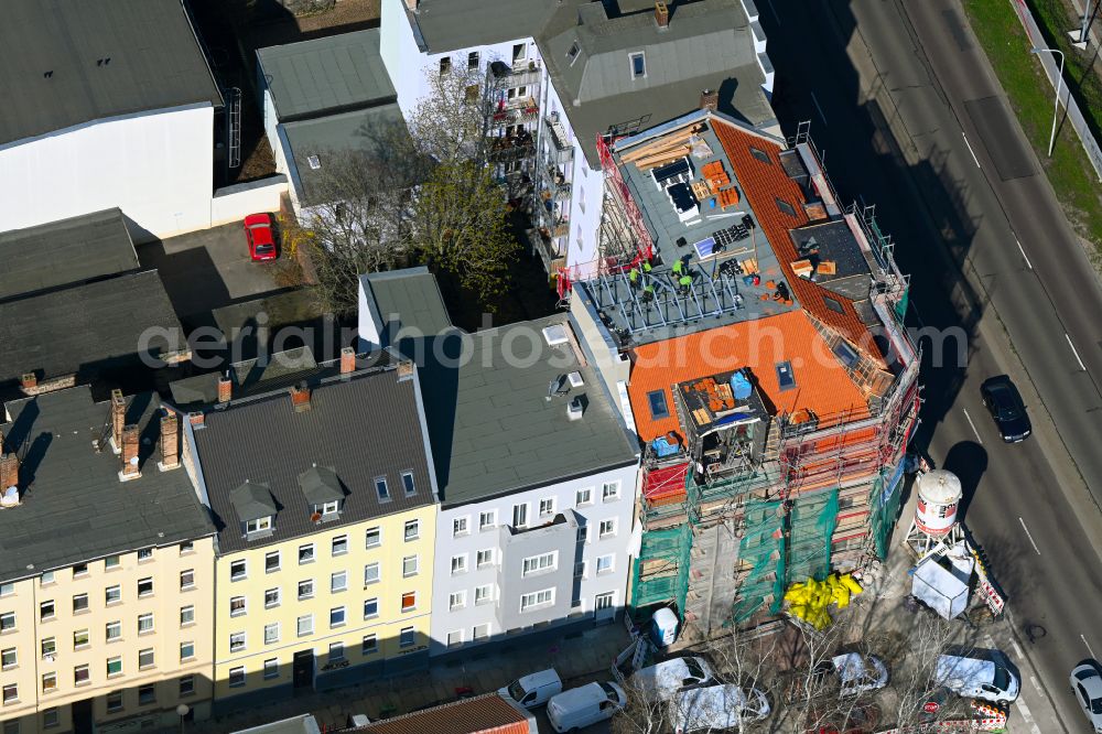 Aerial photograph Halle (Saale) - Refurbishment and modernization of a terraced apartment complex Volkmannstrasse corner Dzondistrasse in the district Noerdliche Innenstadt in Halle (Saale) in the state Saxony-Anhalt, Germany
