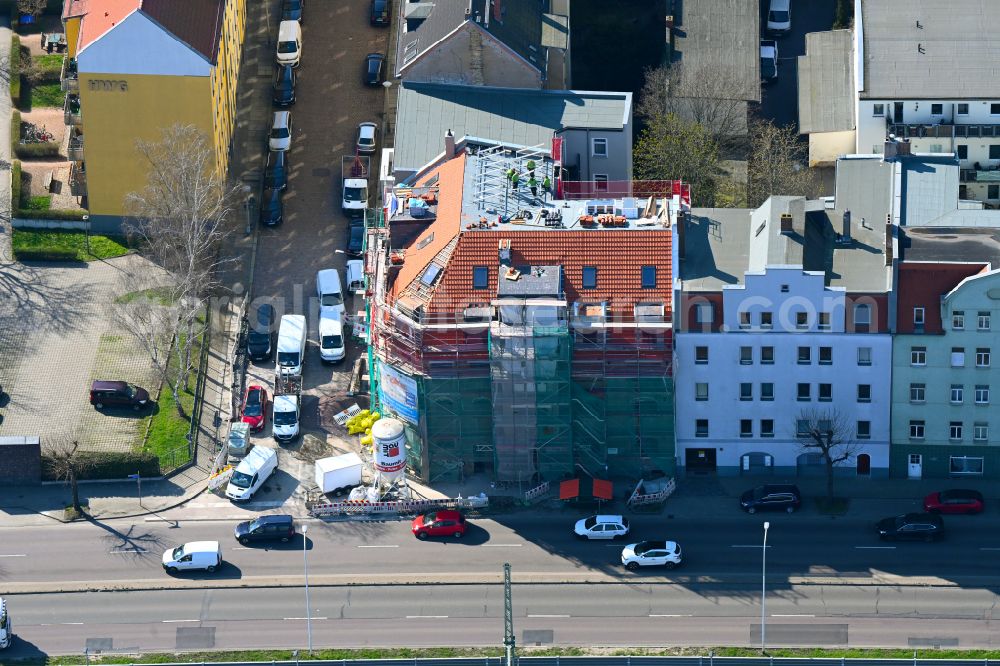 Aerial image Halle (Saale) - Refurbishment and modernization of a terraced apartment complex Volkmannstrasse corner Dzondistrasse in the district Noerdliche Innenstadt in Halle (Saale) in the state Saxony-Anhalt, Germany