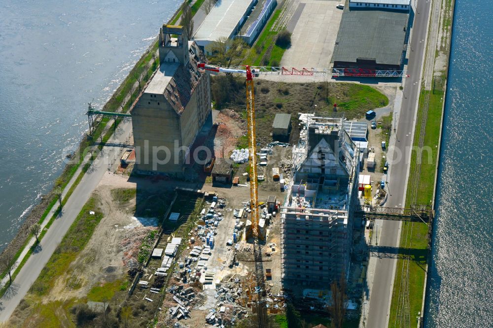 Magdeburg from above - Construction site for the conversion and modernization and renovation of a building complex of the Reichseinheitsspeicher to an apartment building on Werner-Heisenberg-Strasse in the district Alte Neustadt in Magdeburg in the state Saxony-Anhalt, Germany