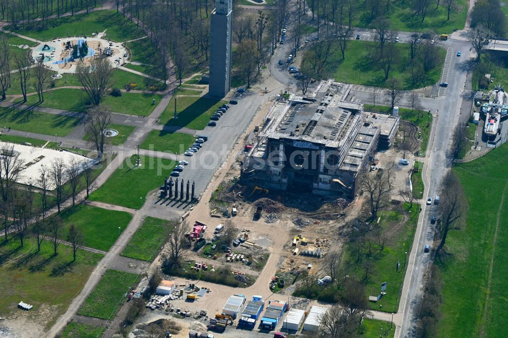 Magdeburg from the bird's eye view: Renovation of the building of the indoor arena Stadthalle Magdeburg on place Heinrich-Heine-Platz in the district Werder in Magdeburg in the state Saxony-Anhalt, Germany