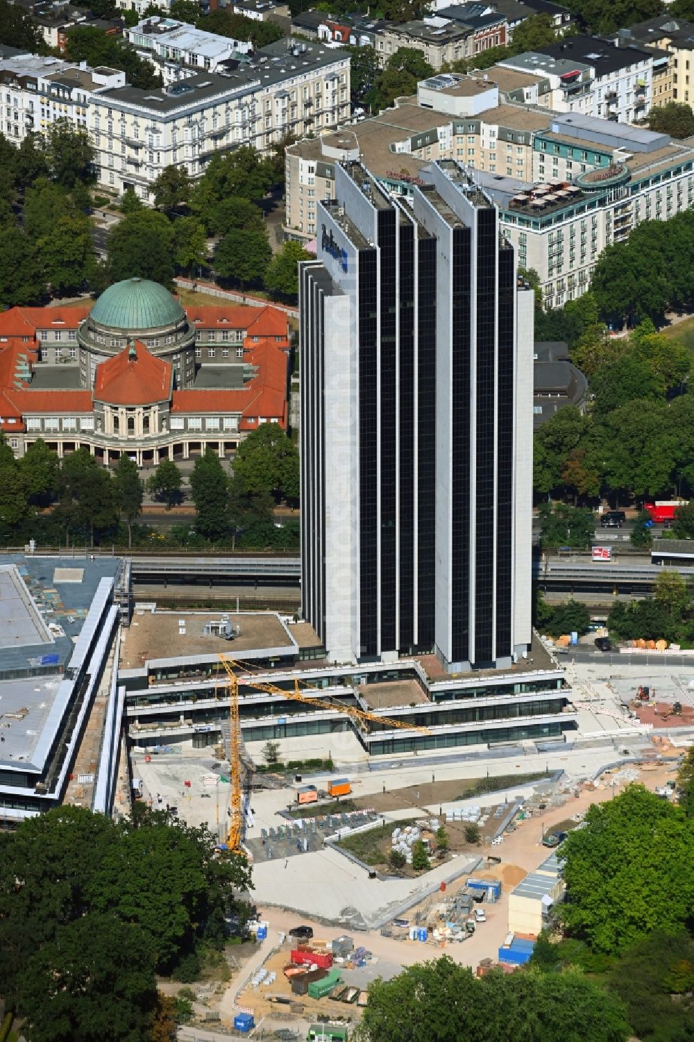 Hamburg from the bird's eye view: Renovation site of the Congress Center ( CCH ) on High-rise building of the hotel complex Radisson Blu on Marseiller Strasse in Hamburg, Germany