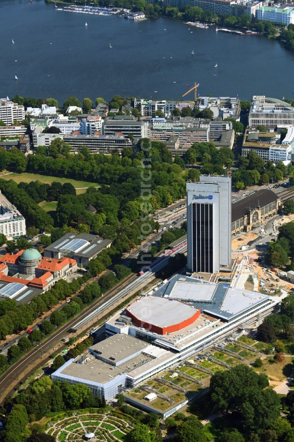 Aerial photograph Hamburg - Renovation site of the Congress Center ( CCH ) on High-rise building of the hotel complex Radisson Blu on Marseiller Strasse in the district Sankt Pauli in Hamburg, Germany