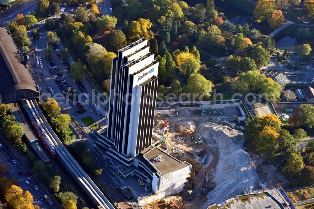 Aerial photograph Hamburg - Renovation site of the Congress Center ( CCH ) on High-rise building of the hotel complex Radisson Blu on Marseiller Strasse in Hamburg, Germany