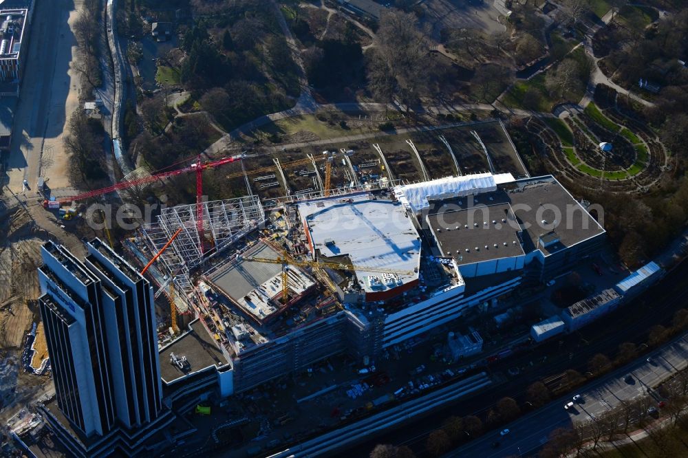 Aerial photograph Hamburg - Renovation site of the Congress Center ( CCH ) on High-rise building of the hotel complex Radisson Blu on Marseiller Strasse in Hamburg, Germany