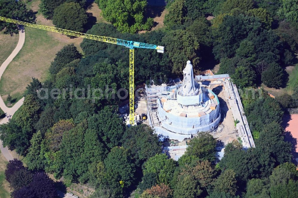 Hamburg from the bird's eye view: Construction site Tourist attraction of the historic monument Bismarck-Denkmal in the Alter Elbpark in the district Sankt Pauli in Hamburg, Germany